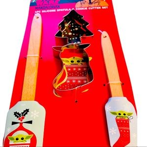 NWT Star Wars baby Yoda 4 piece silicone spatula and cookie cutter set